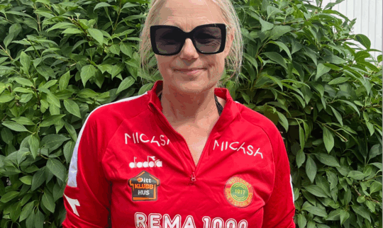 Dame med rød topp og solbriller