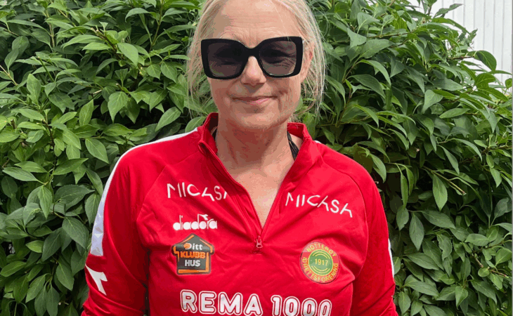 Dame med rød topp og solbriller